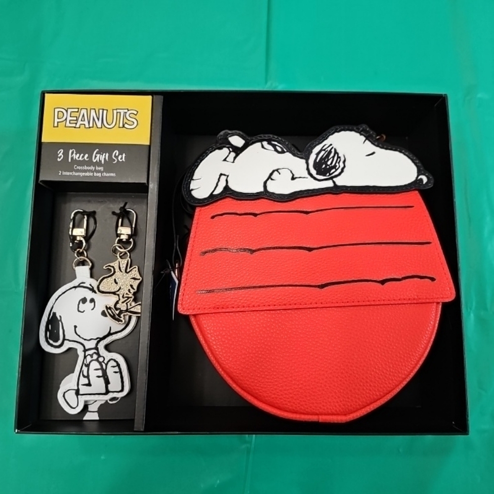 Peanuts Snoopy Red and White Accessory Set